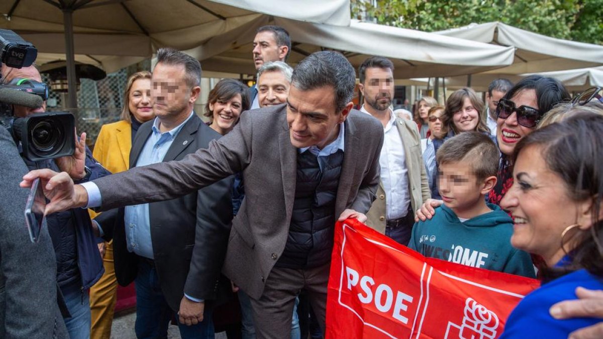 ‘Selfie’ de Pedro Sánchez con simpatizantes socialistas en La Rioja, donde se dio un baño de masas.