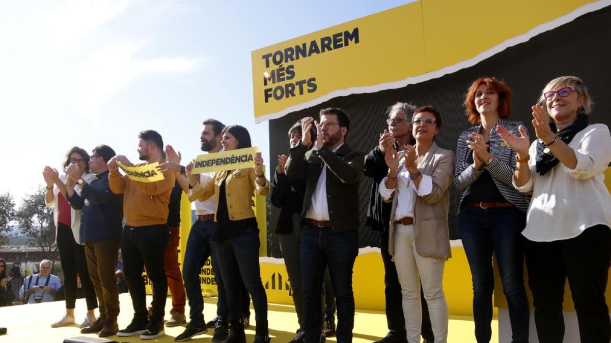 Un moment del míting d’ERC davant de la presó de Lledoners, amb la plana major del partit donant suport a Junqueras, empresonat allà.