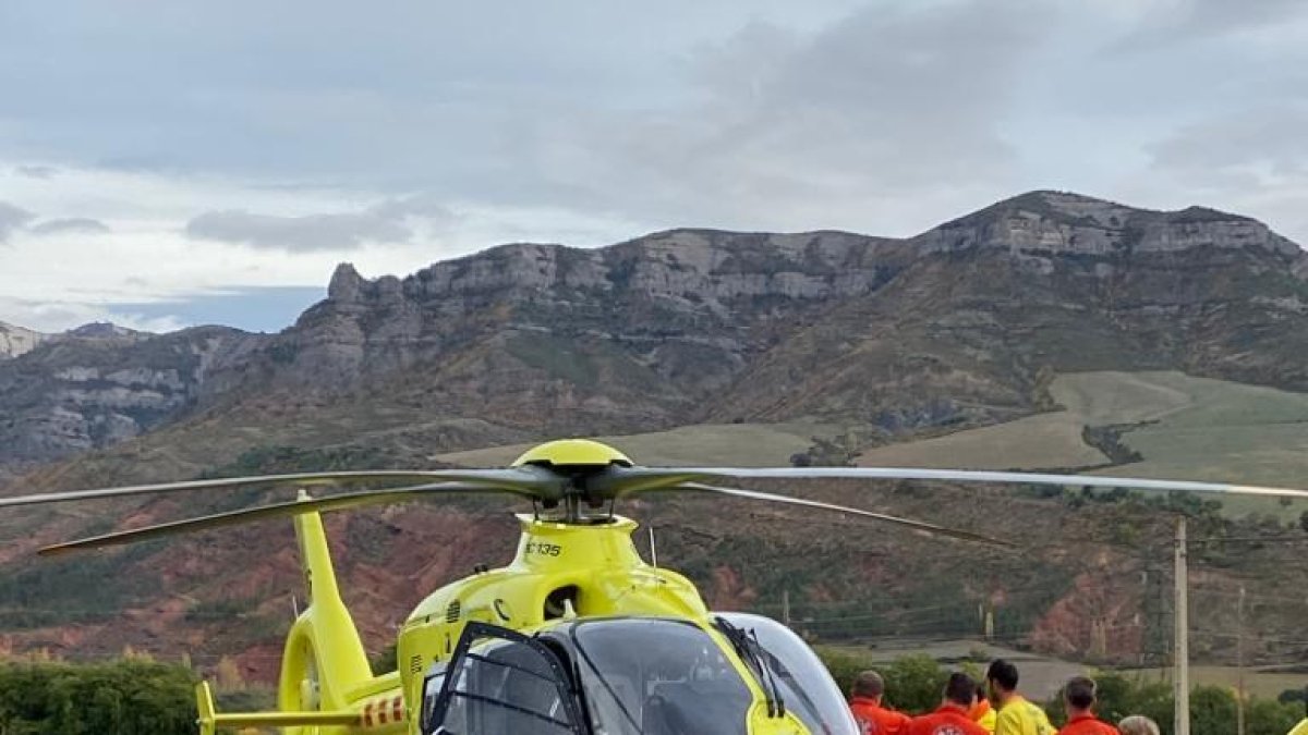 Momento en el que el helicóptero del SEM evacua a la niña herida en Areny.