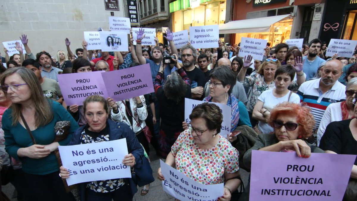 Imagen de archivo de una concentración en Lleida contra la primera sentencia de la Manada. 