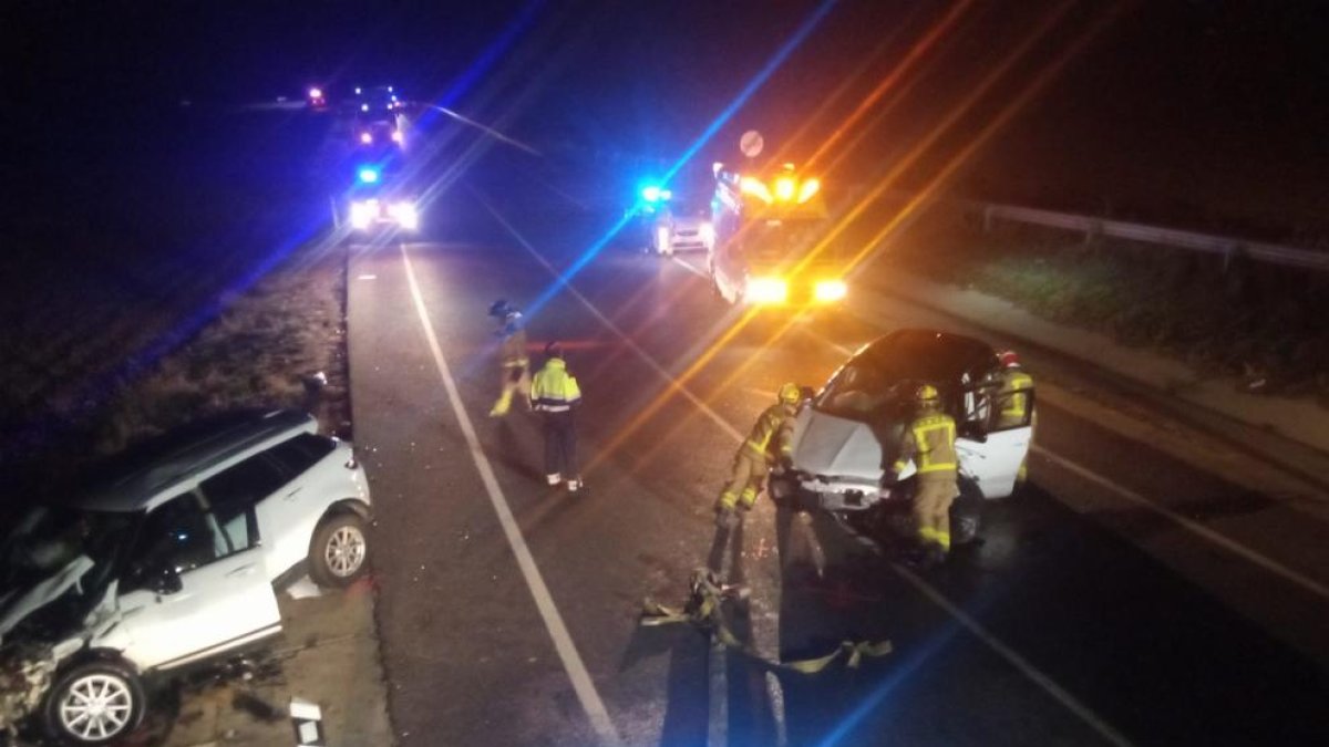 Efectivos de emergencias trabajando ayer en la colisión entre dos vehículos en Almenar. 