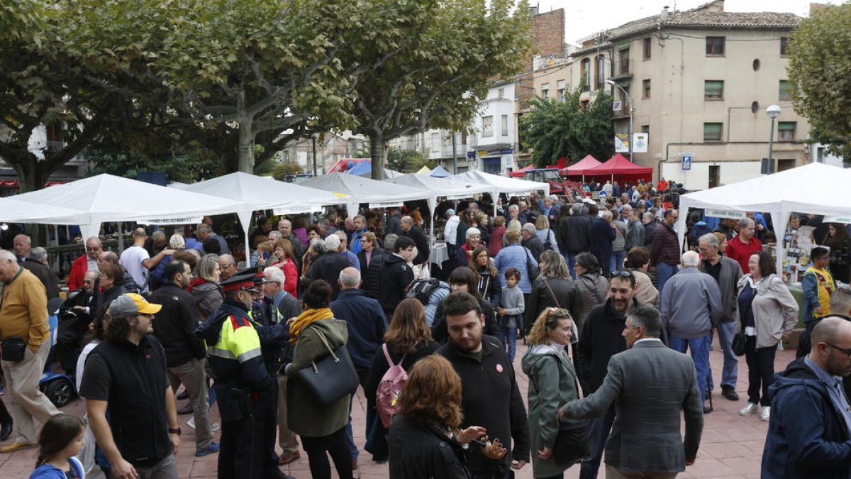 Miles de visitantes en la XVIII edición de la feria del membrillo en Tremp. 