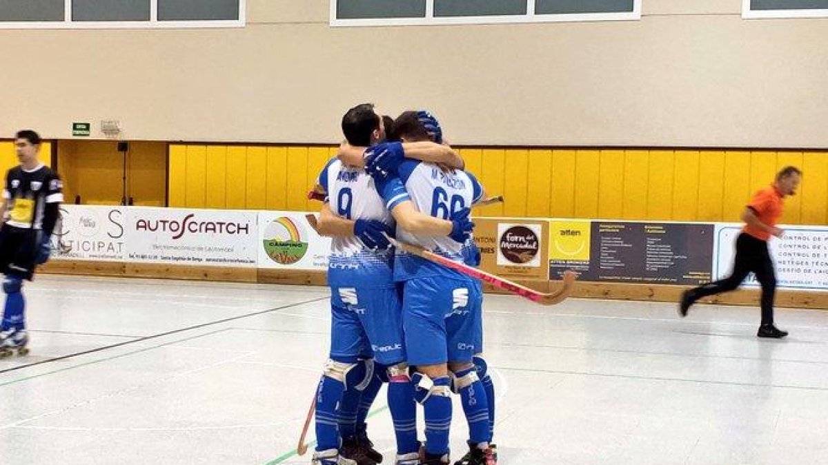 Jugadors del Lleida Llista celebren un dels gols, ahir a la pista del Taradell.