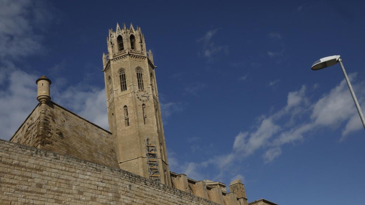 Estructura de bastides instal·lada aquesta setmana a la cara del rellotge del campanar.