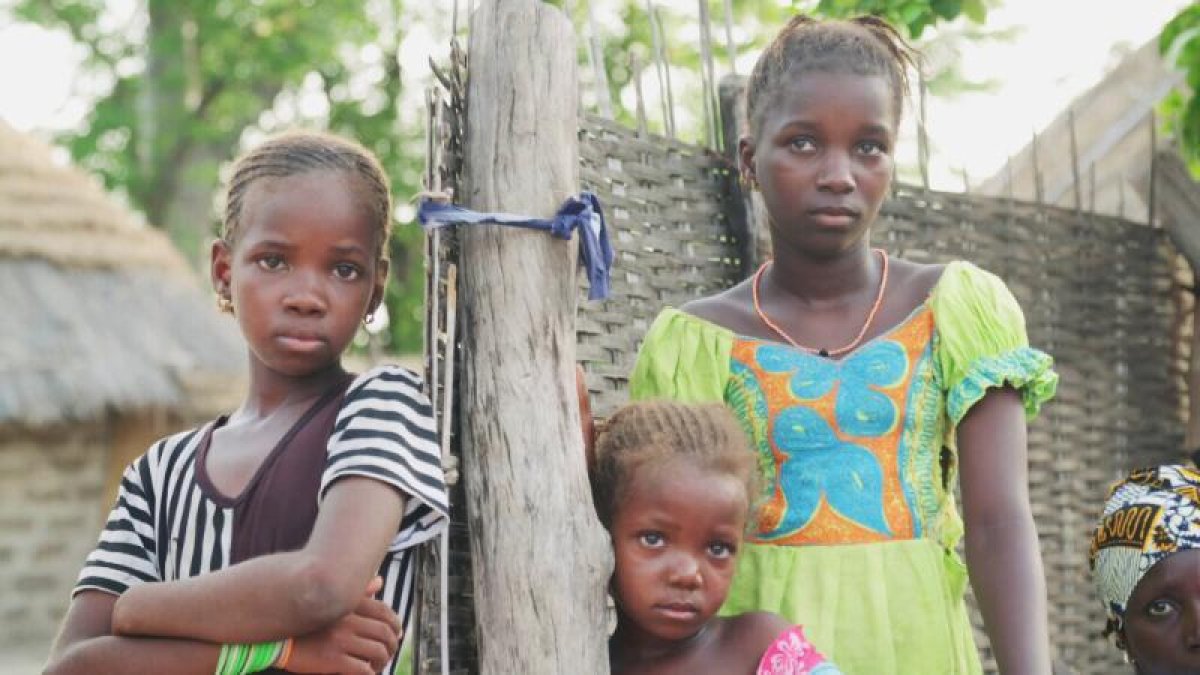 Tres niñas de diferentes edades que aparecen en el documental.