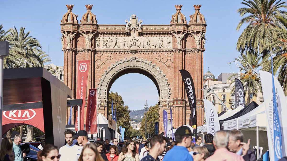 Imagen de visitantes al salón Expoelectric en Barcelona.