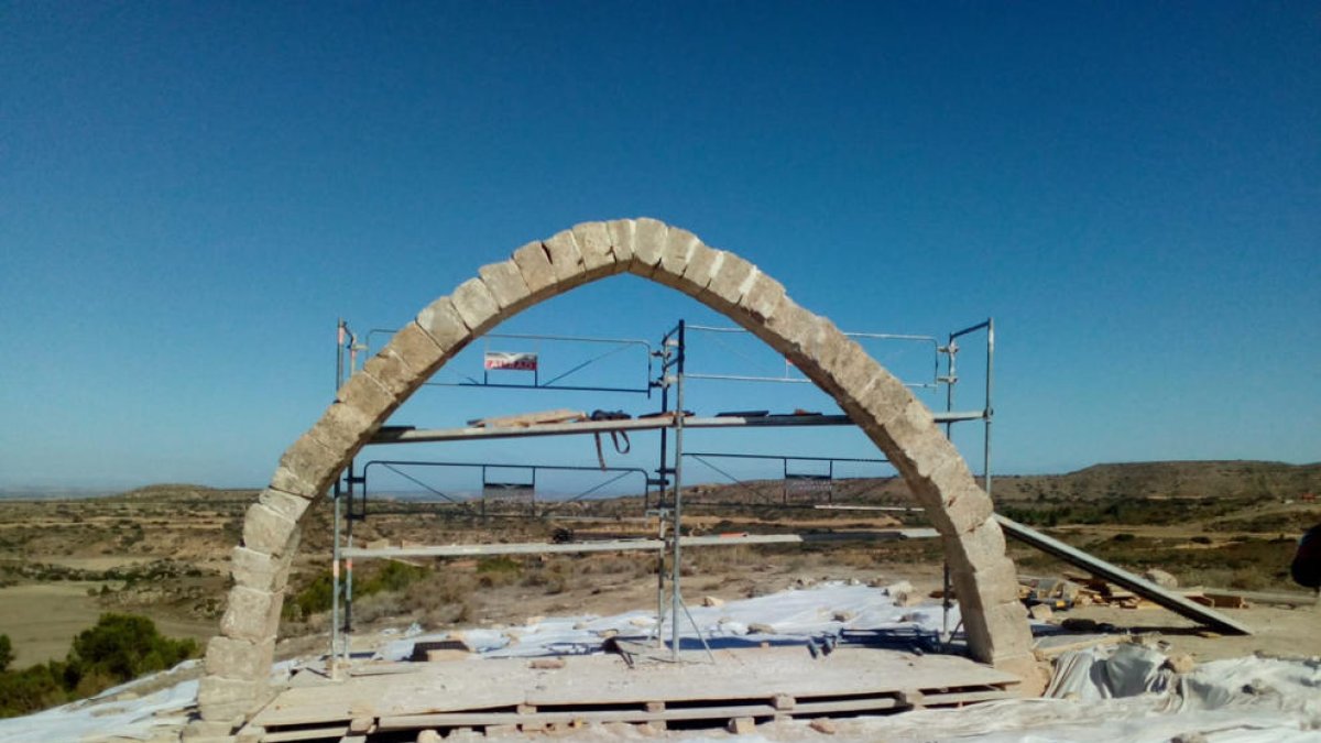 Retiren els puntals de l'arc d'Adar de Llardecans i torna a lluir amb el seu aspecte original