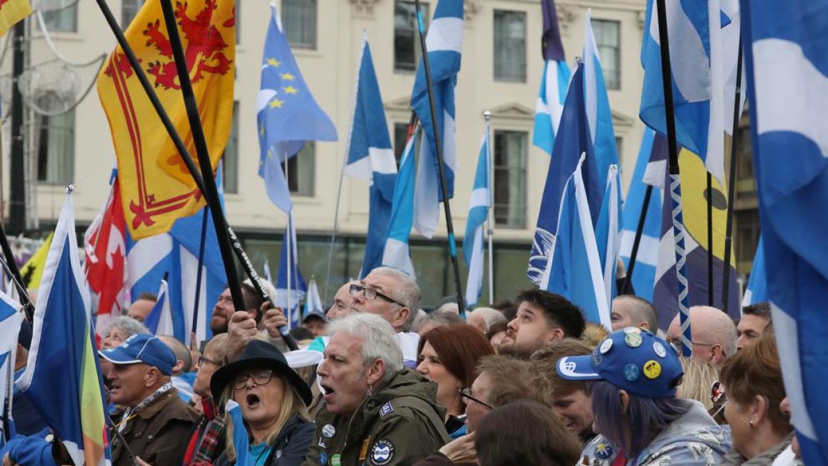 Algunas personas que asistieron al acto a favor de un referéndum en Escocia celebrado en Glasgow.