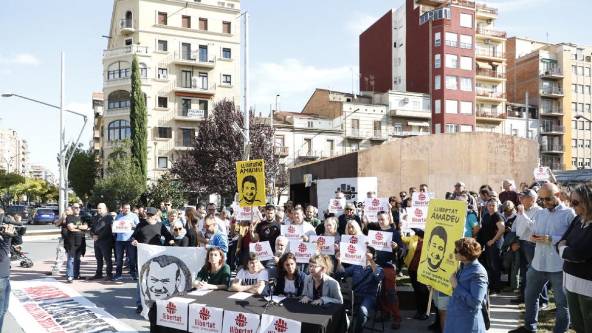 Un centenar de persones es van concentrar ahir a Ricard Viñes per exigir l’arxivament de totes les causes pels disturbis.