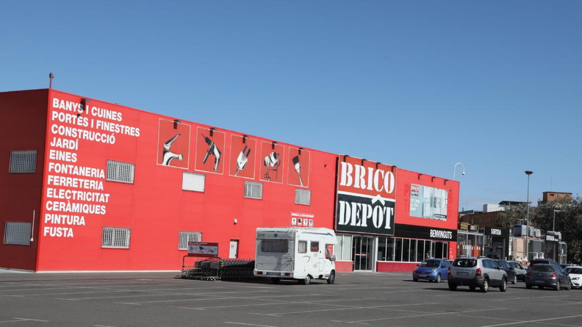 La botiga de Brico Dêpot a Lleida està situada a l’avinguda Rovira Roure, al costat de l’Arnau de Vilanova.