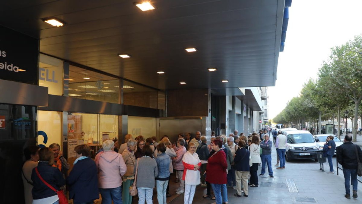 Decenas de jubilados esperan en la puerta de la OMAC para apuntarse a clases de aquagym, ayer. 