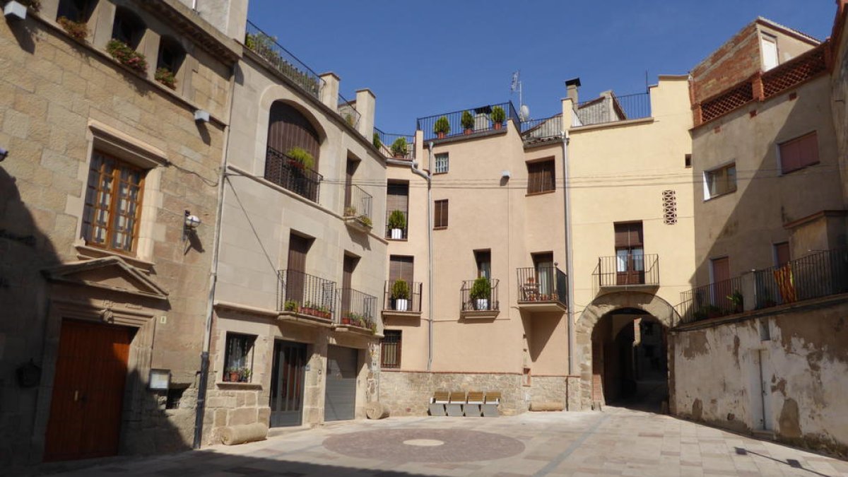 La plaza del Vall de Torà, donde se ubica el ayuntamiento. 