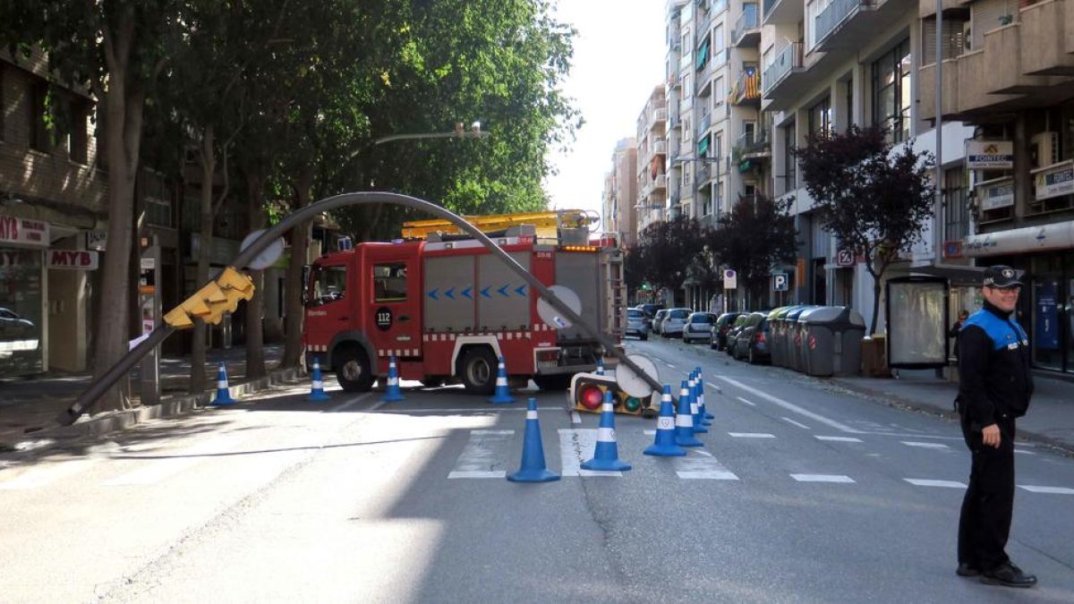 Ratxes de vent de més de 70 km/h fan caure arbres i semàfors a les terres de Lleida