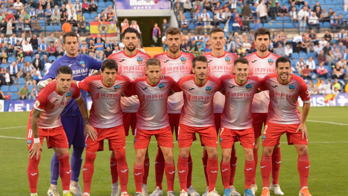 El equipo, formando para la foto de rigor antes de comenzar el partido.