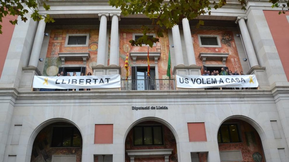 La Diputació de Lleida torna a penjar les pancartes en suport als presos independentistes
