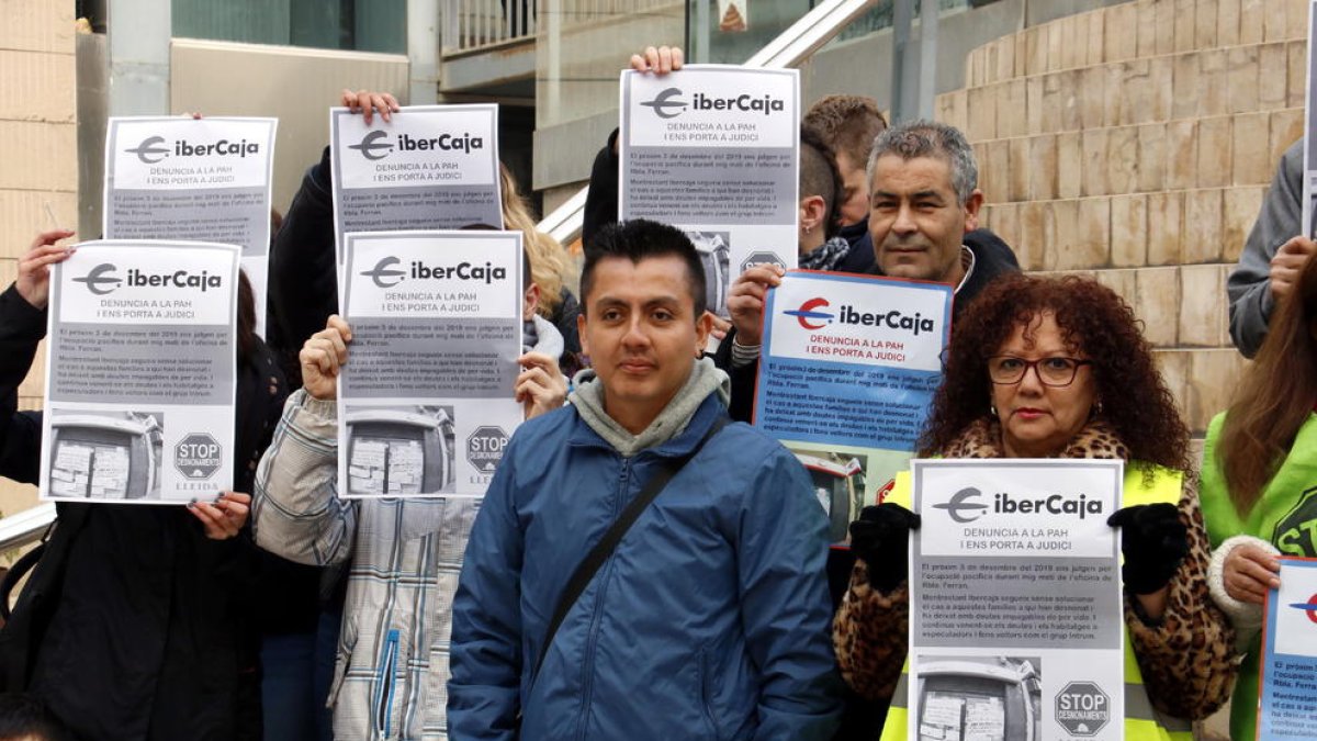 Uno de los activistas de la PAH acusados, Henry Mora, acompañado por miembros de la plataforma, en la plaza Sant Joan de Lleida, antes del juicio.