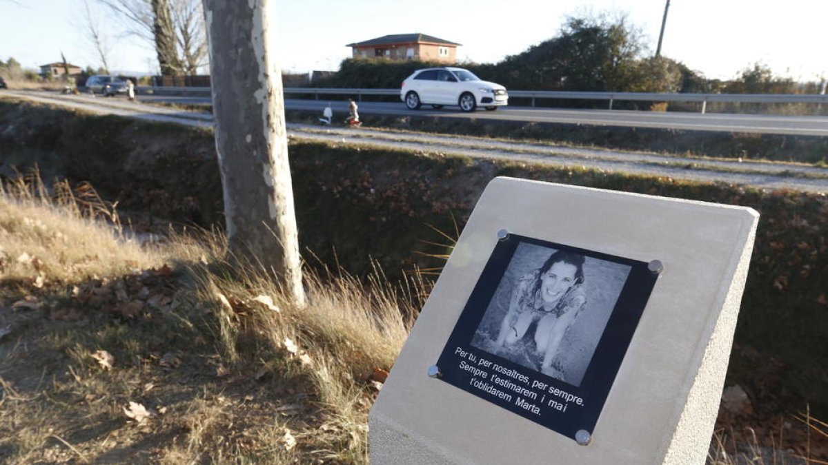 El monolito en homenaje a Marta Sòria en el lugar del accidente. 