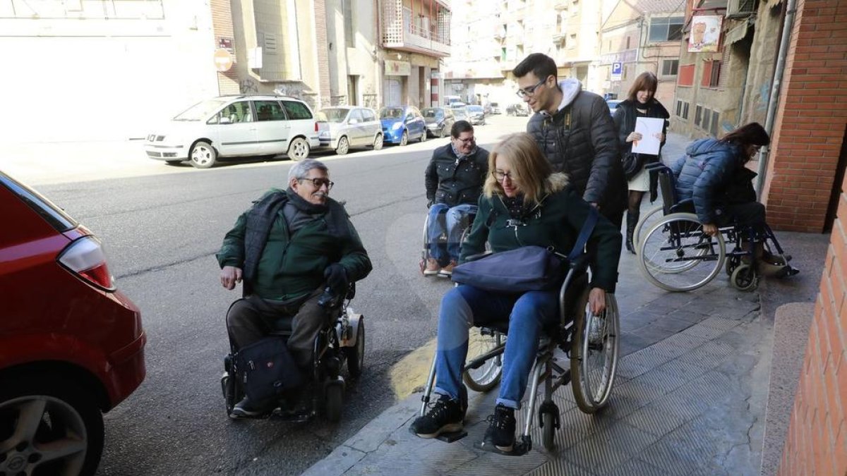 Periodistas leridanos han hecho un recorrido con silla de ruedas.