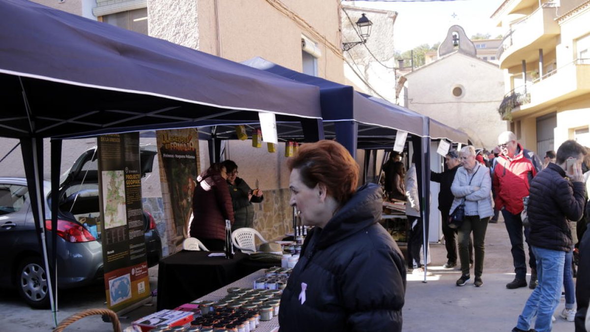 Una de las paradas que participaron ayer en la Fira de la Sal de Les Avellanes, en la Noguera.