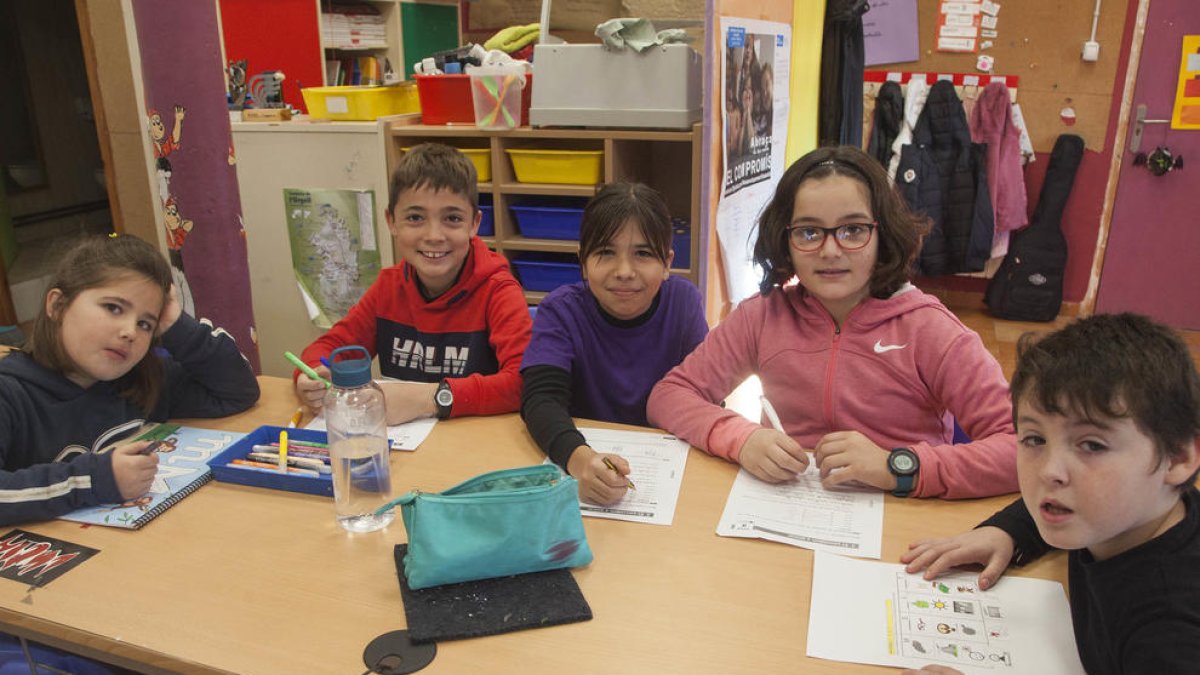 Foto de família dels catorze alumnes i de les mestres de l’escola de Peramola.