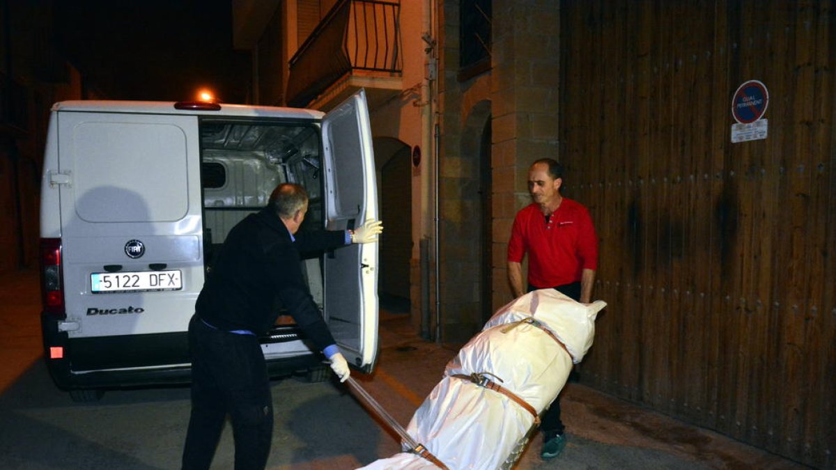 Moment de la retirada del cadàver del veí d’Artesa de Segre assassinat a casa seua avui fa un any.