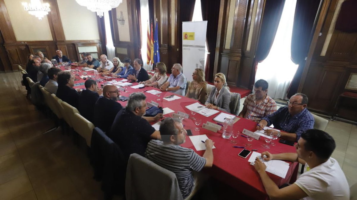 La reunió s'ha celebrat a la subdelegació del Govern espanyol a Lleida.