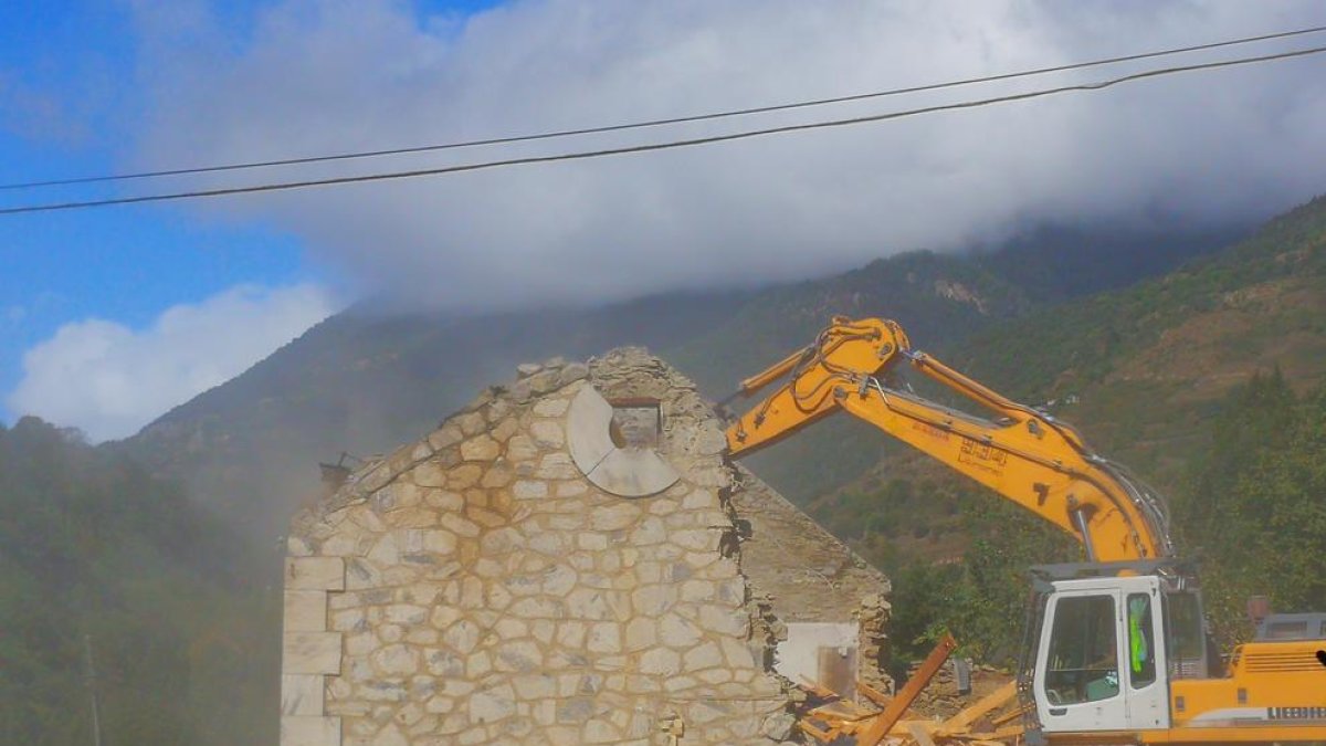 Imagen del derribo de la casa de Betlan para mejorar el cruce. 