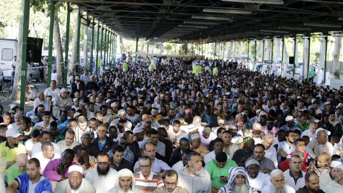 Musulmanes leridanos, el pasado mes de junio durante el rezo en los Camps Elisis del final del Ramadán.