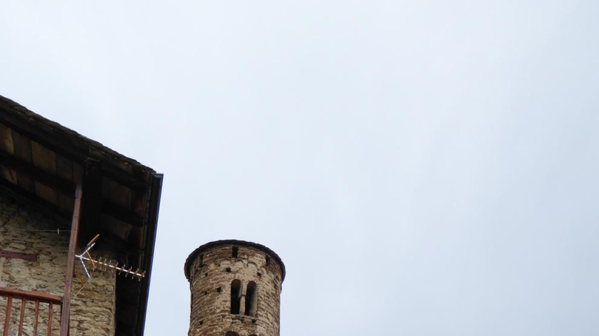 El campanar circular de l'església de Sant Martí d'Ars.