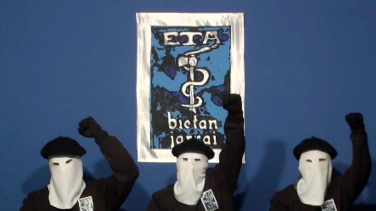 Imatge d’arxiu d’una de les últimes aparicions de membres de la banda terrorista ETA.