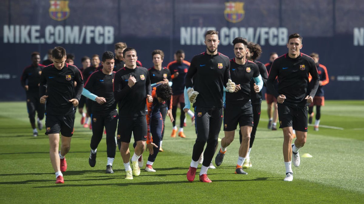 Los pocos jugadores del Barça que no están convocados por su selección entrenaron con el filial.
