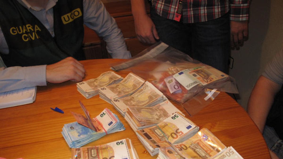 Vista dels diners en efectiu confiscats a l’organització criminal.