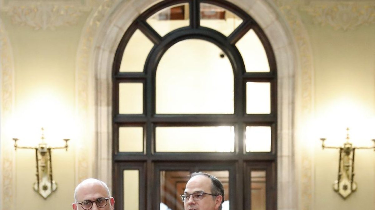 Jordi Turull (dreta) acompanyat ahir al Parlament pel portaveu de JxCat, Eduard Pujol.
