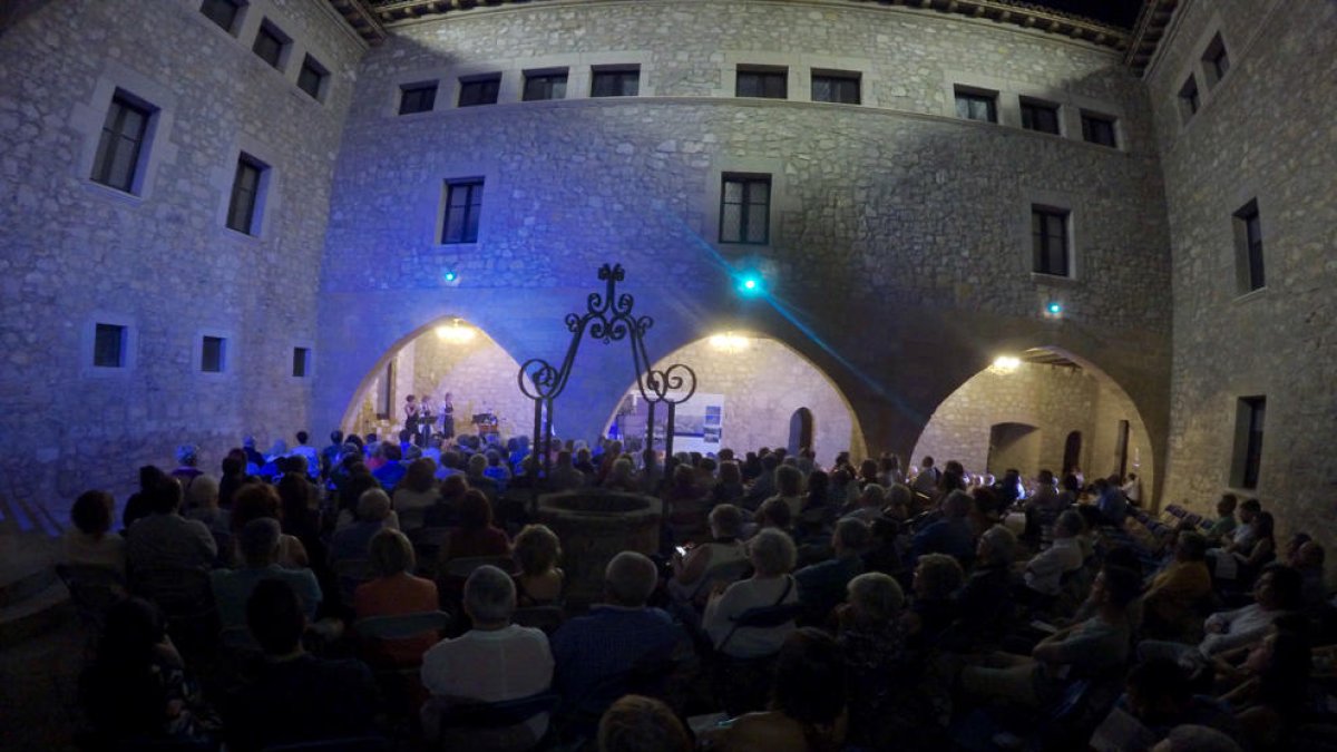 El concert va tenir lloc al castell de la localitat.