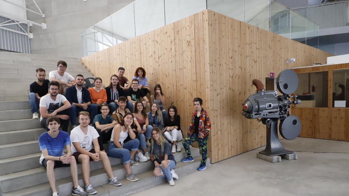 Foto de grupo de la primera promoción de la nueva Escola Catalana de Cinema i TV, ayer en el Magical.