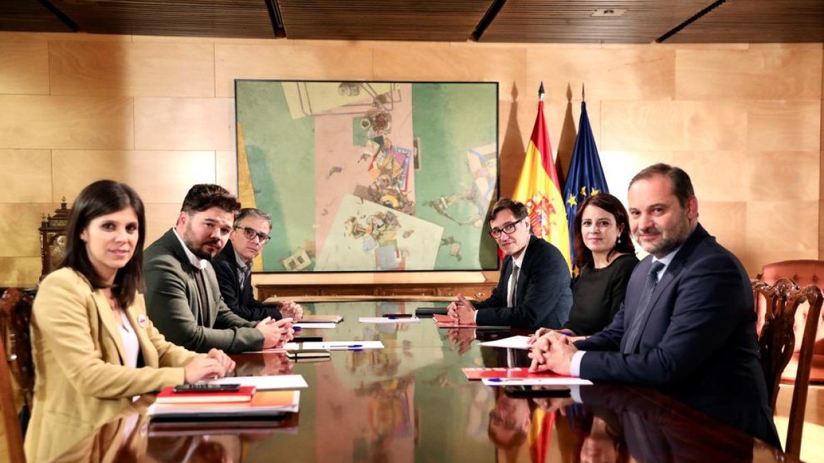 Els equips negociadors d’ERC i PSOE encapçalats per Gabriel Rufián i Adriana Lastra.