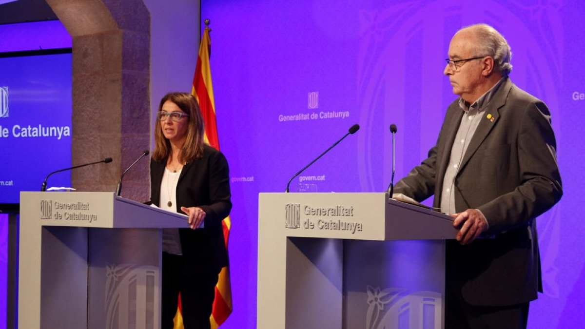 La consellera Budó i el conseller Bargalló en roda de premsa, el mes d’abril passat.