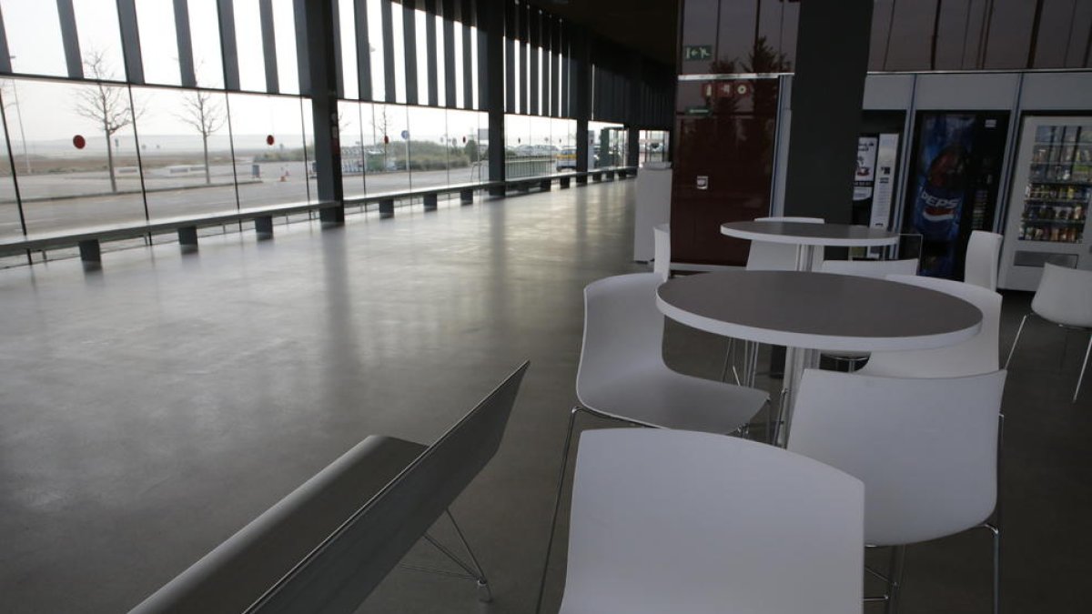 El aeropuerto de Lleida-Alguaire vacío tras quedar suspendidos los vuelos británicos por la mañana.