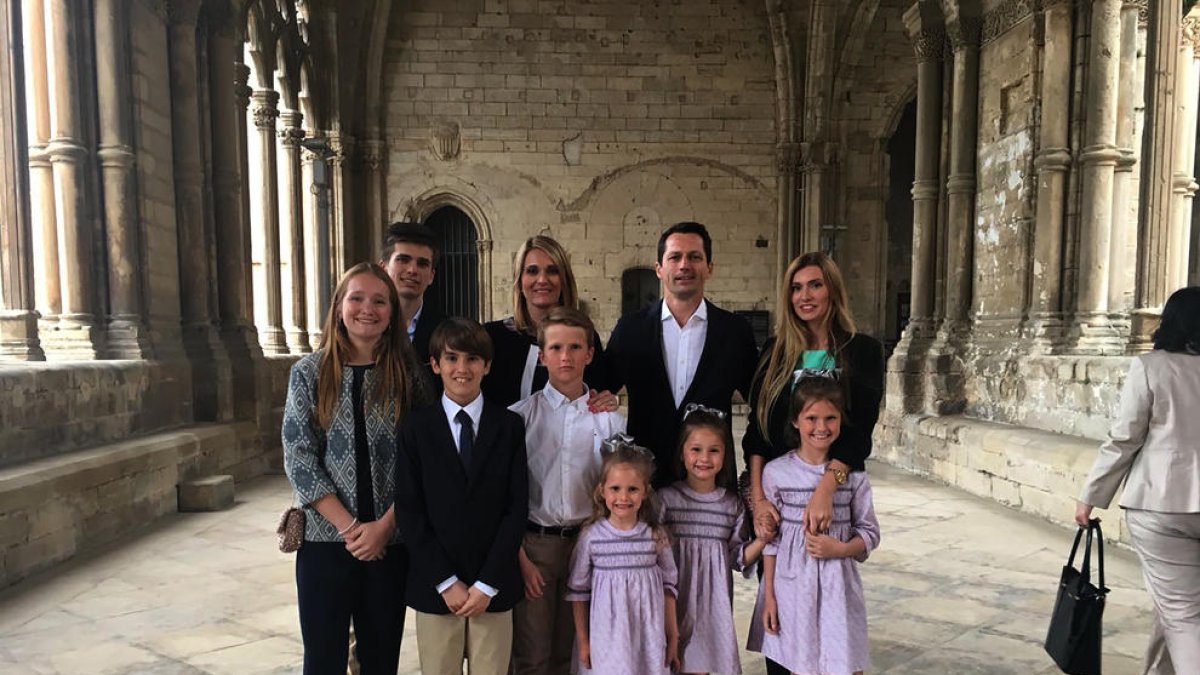Fotografía de la familia Piqué Ayala al completo, con sus ocho hijos de entre 4 y 18 años, en la Seu Vella de Lleida. 
