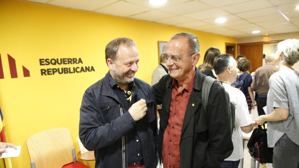 Miquel Pueyo, a la dreta, amb Carles Vega, que relleva com a alcaldable.