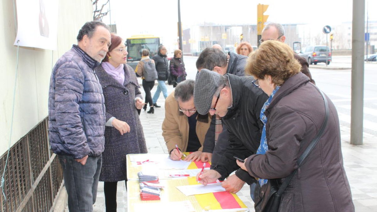 Lloc de recollida de firmes d’UJP-UGT, ahir, a Lleida.