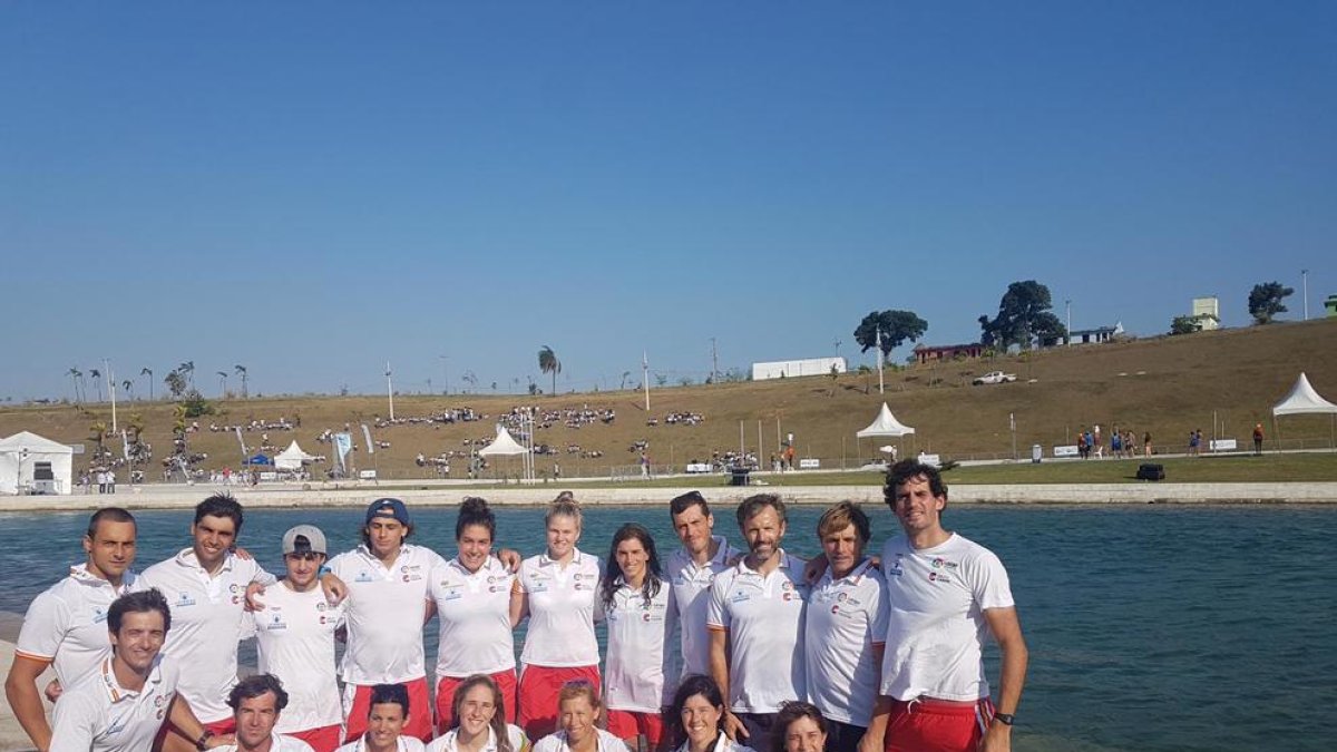 El equipo estatal de eslálom, con cinco palistas leridanos y el técnico Guillermo Díez-Canedo.