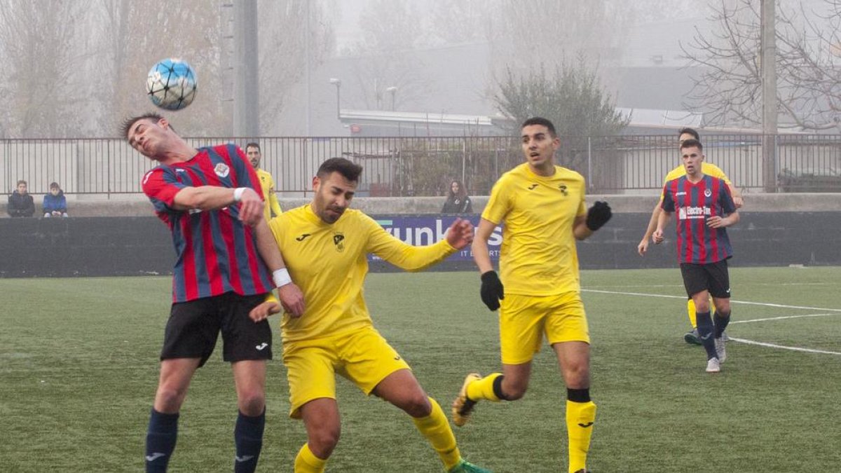 Un jugador del Tàrrega y otro del EFAC disputan un balón, ayer en el Municipal Joan Capdevila.