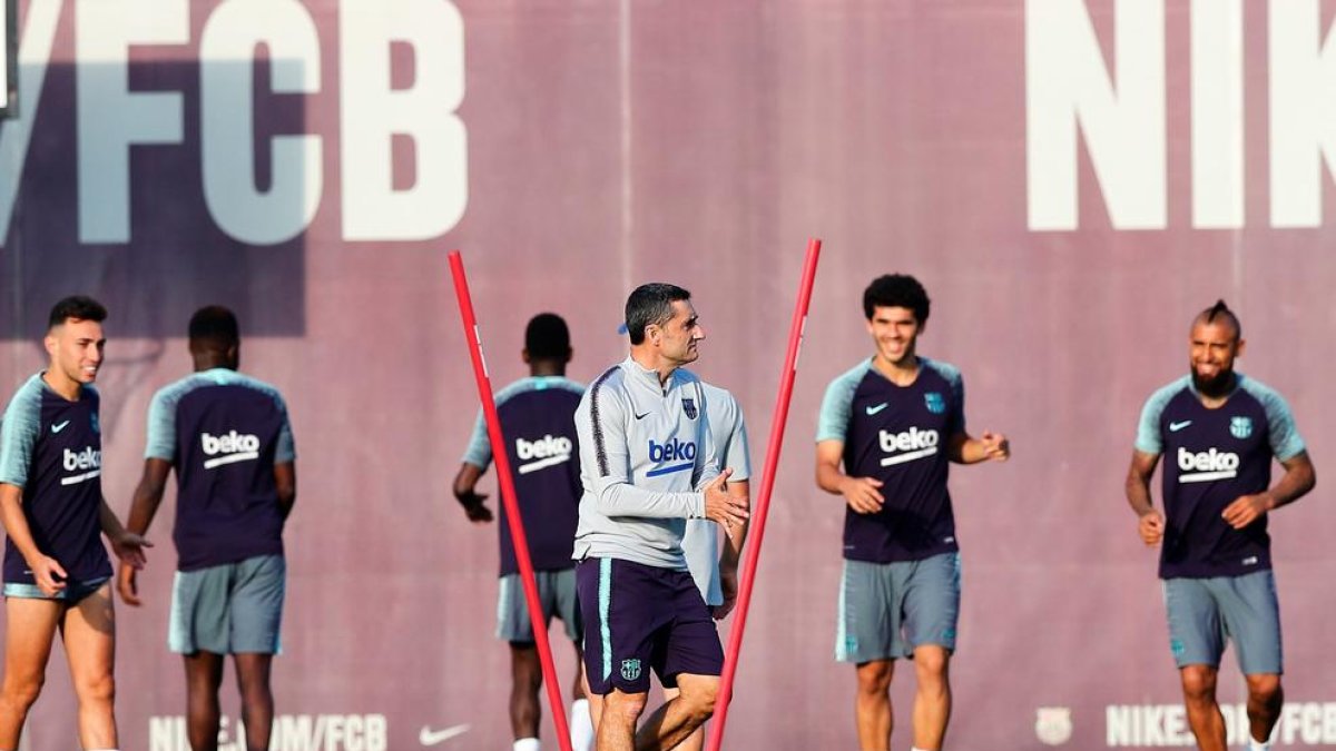 Ernesto Valverde, durante el entrenamiento de ayer del Barça.