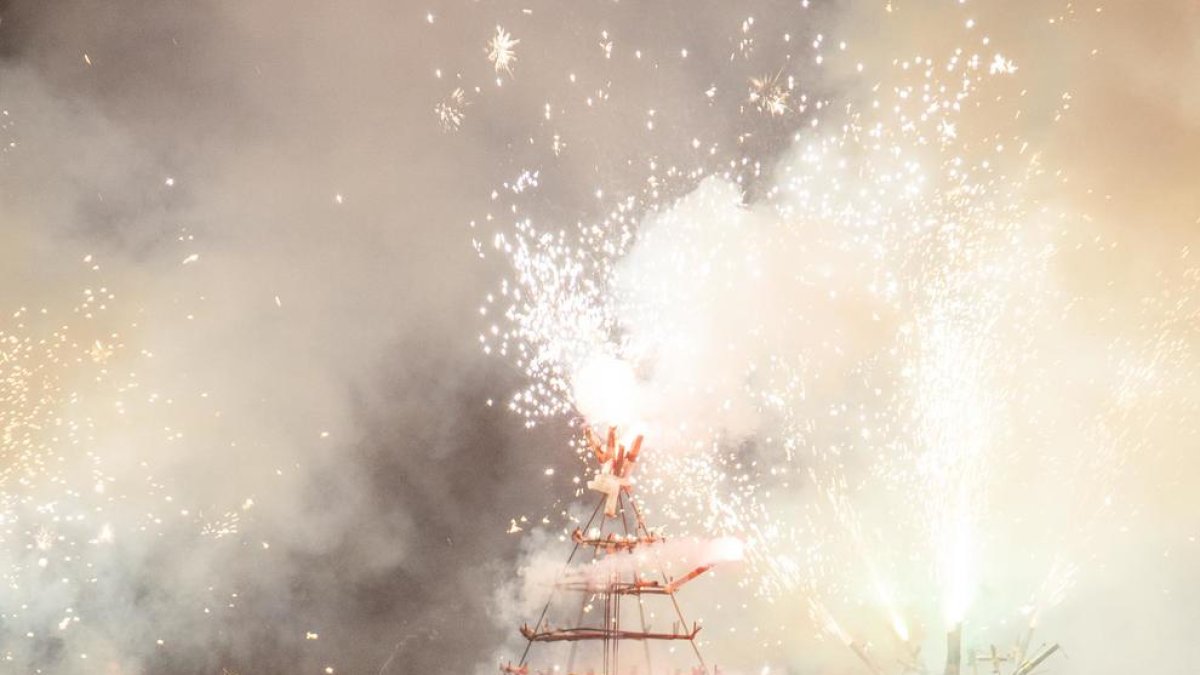 L’espectacle de foc va tenir lloc a la plaça Fondandana.