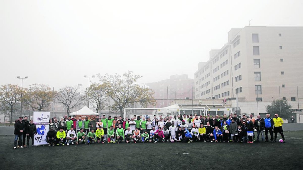 Los participantes en el torneo inclusivo Special de fútbol 7 posaron juntos en las instalaciones de la UE Balàfia.