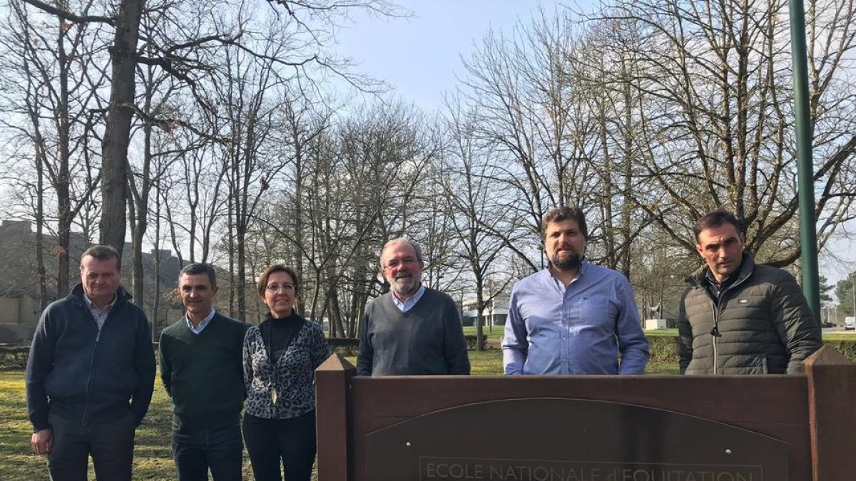 Reñé, con responsables del centro de Mollerussa, en Saumur. 