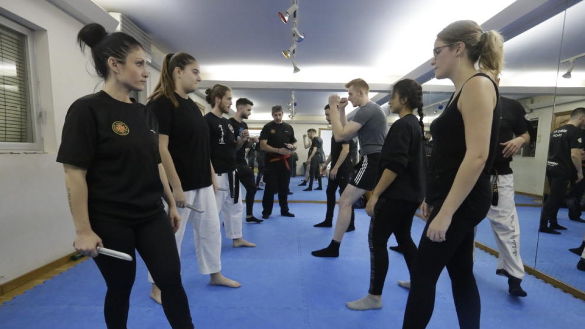 Alumnos durante una de las clases de autodefensa de la Asociación de Seguridad Privada de Lleida en el gimnasio Argos Gym. 