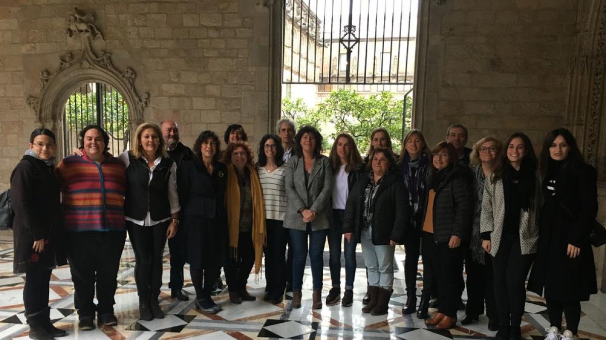 La consellera Teresa Jordà amb les participants a l'acte de constitució del Consell Assessor de Dones del Món Rural i Marítim