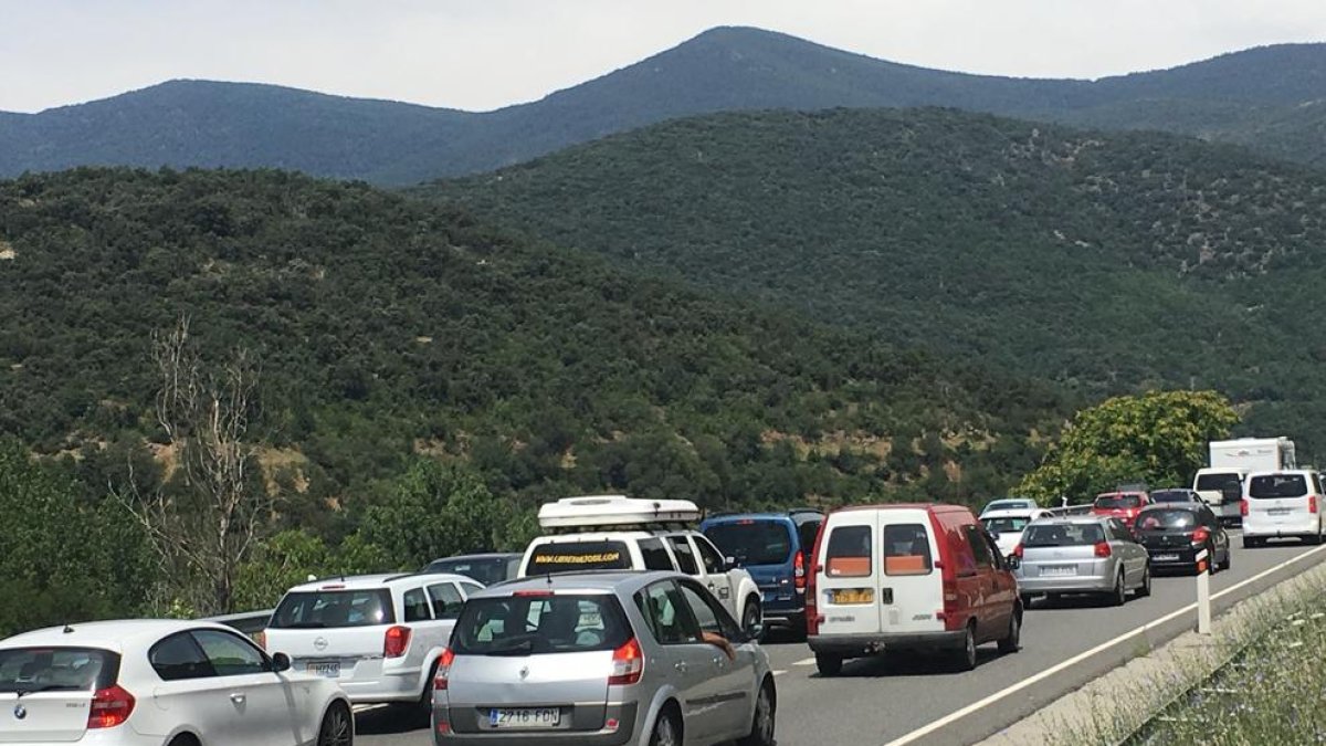 Cues de fins a deu quilòmetres per accedir a Andorra amb cotxe